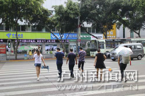 絕大多數(shù)市民都做到了自覺禮讓斑馬線，不橫穿馬路，不翻越欄桿，做到車讓人、人讓車